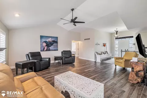 Living - 8500 Devin, Davison, MI 48423 photo 2 of 6