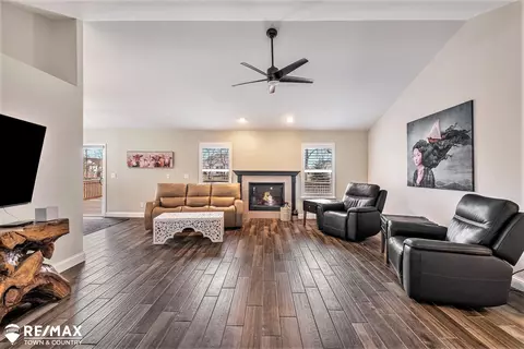 Living - 8500 Devin, Davison, MI 48423 photo 3 of 6
