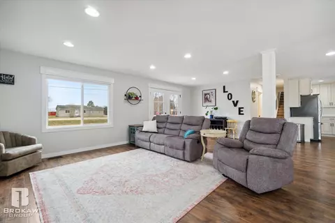 Living - 10177 E Coldwater, Davison, MI 48423 photo 2 of 3
