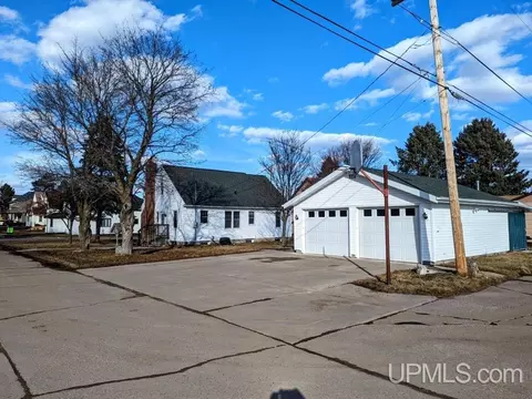 225 W Division, Iron River, MI 49935