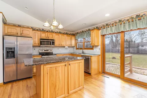 Kitchen - 309 Fieldstone, Hemlock, MI 48626 photo 3 of 4