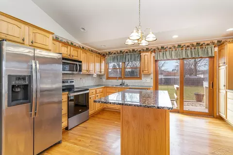 Kitchen - 309 Fieldstone, Hemlock, MI 48626 photo 2 of 4