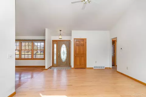 Living - 309 Fieldstone, Hemlock, MI 48626 photo 4 of 4