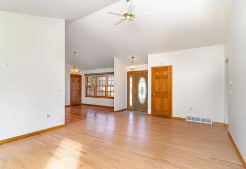 Living - 309 Fieldstone, Hemlock, MI 48626 photo 3 of 4