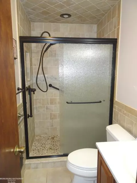 Bath - 18247 Stephens, Eastpointe, MI 48021 photo 2 of 6
