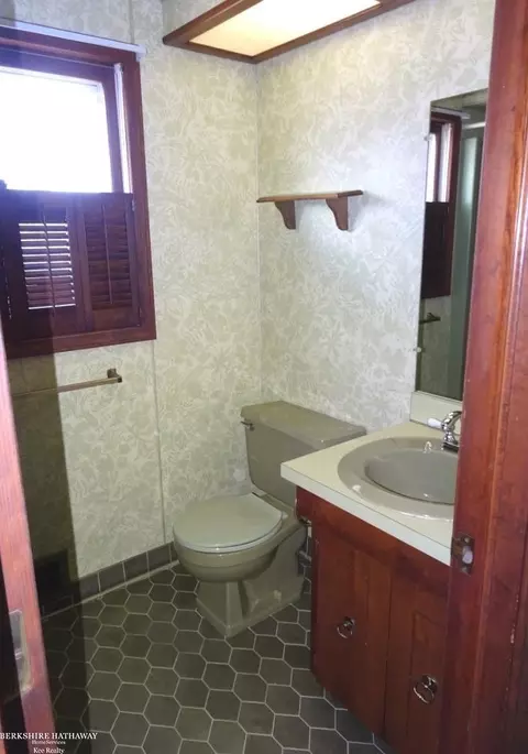 Bath - 18247 Stephens, Eastpointe, MI 48021 photo 5 of 6