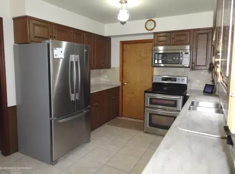 Kitchen - 18247 Stephens, Eastpointe, MI 48021 photo 4 of 5