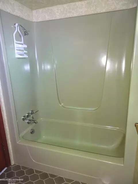 Bath - 18247 Stephens, Eastpointe, MI 48021 photo 6 of 6