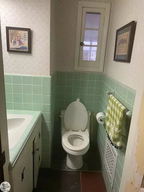 Bath - 710 Brown, Saint Clair, MI 48079 photo 1 of 6