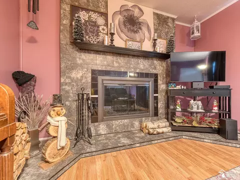 Living - 612 Donnalee, Monroe, MI 48162 photo 2 of 7