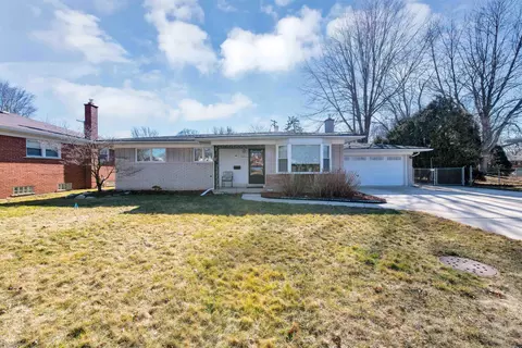 20624 Hunt Clb, Harper Woods, MI 48225