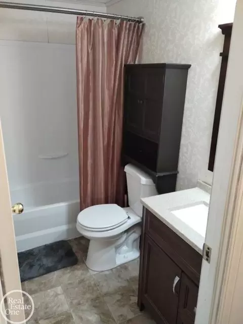 Bath - 166 Parkway, Davison, MI 48423 photo 3 of 3