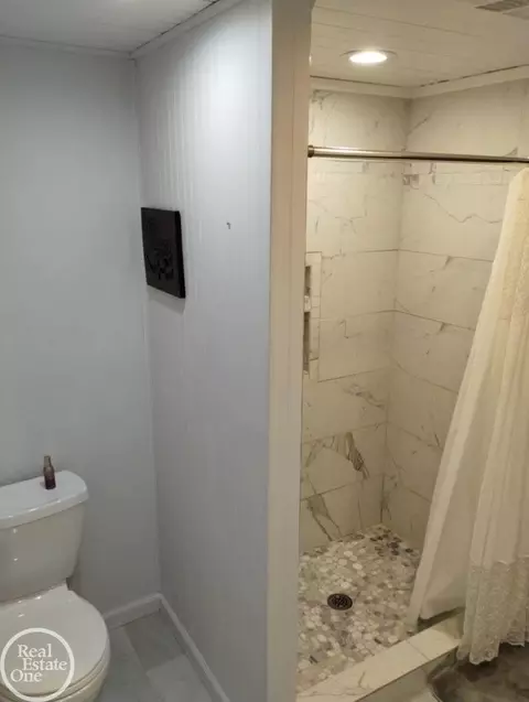 Bath - 166 Parkway, Davison, MI 48423 photo 1 of 3