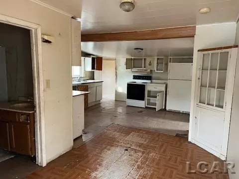 844 Caton, Adrian, MI 49221 photo 3