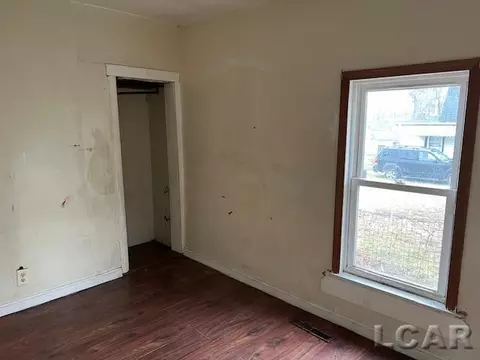 844 Caton, Adrian, MI 49221 photo 4