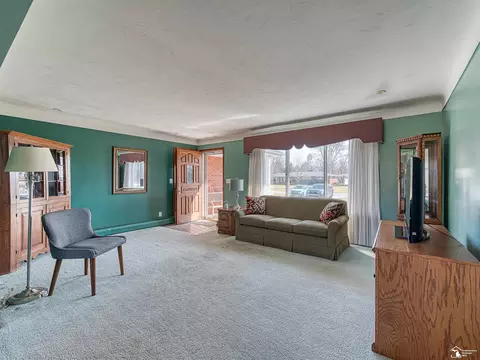 Living - 627 Ruff, Monroe, MI 48162 photo 1 of 5