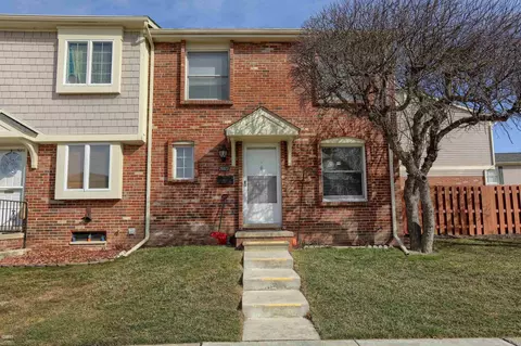 20023 N Great Oaks, Clinton Township, MI 48036