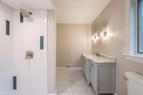 Bath - 3545 Hawthorne, Flint, MI 48503 photo 9 of 9