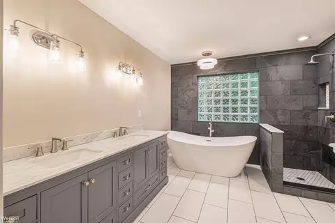 Bath - 3545 Hawthorne, Flint, MI 48503 photo 4 of 9
