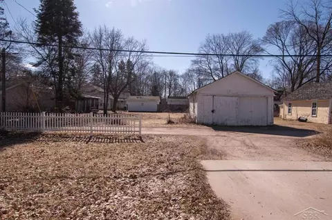 Exterior - 319 W Grout, Gladwin, MI 48624 photo 4 of 5
