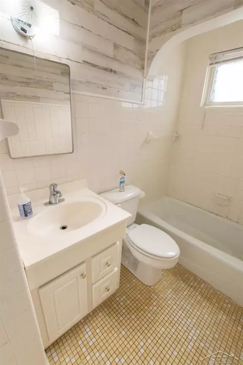 Bath - 319 W Grout, Gladwin, MI 48624 photo 1 of 2