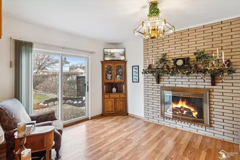 Living - 25568 Kinyon, Taylor, MI 48180 photo 6 of 9