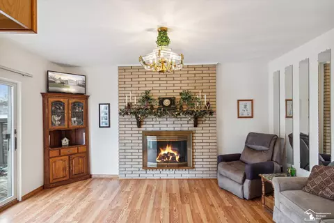Living - 25568 Kinyon, Taylor, MI 48180 photo 5 of 9