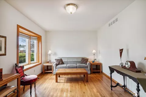 Living - 25568 Kinyon, Taylor, MI 48180 photo 2 of 9