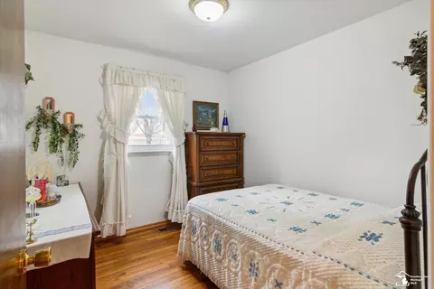 Bedroom - 25568 Kinyon, Taylor, MI 48180 photo 2 of 9
