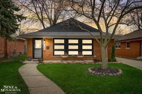 20655 Hunt Clb, Harper Woods, MI 48225