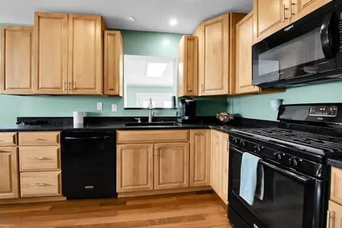 Kitchen - 30992 Sutherland Ave, Warren, MI 48088 photo 1 of 2