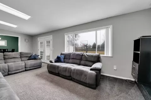 Living - 30992 Sutherland Ave, Warren, MI 48088 photo 4 of 4