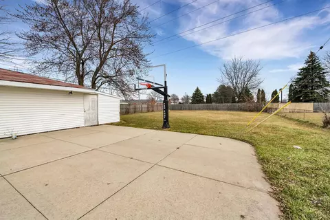 Exterior - 30992 Sutherland Ave, Warren, MI 48088 photo 4 of 6