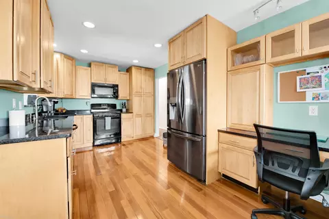 Kitchen - 30992 Sutherland Ave, Warren, MI 48088 photo 2 of 2