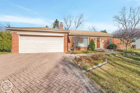 596 Hollywood, Grosse Pointe Woods, MI 48236