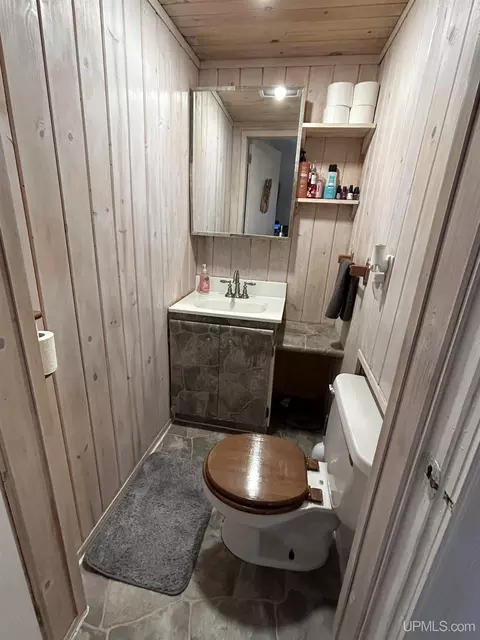 Bath - 220 W W Rdg, Ishpeming, MI 49849 photo 1 of 2
