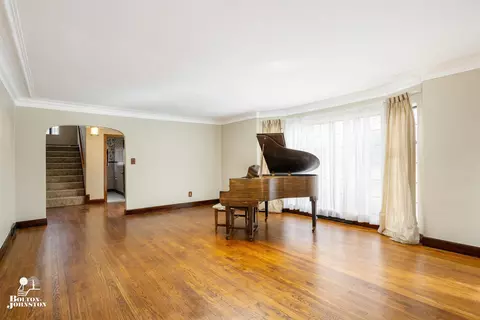 Living - 1169 Buckingham Rd, Grosse Pointe Park, MI 48230 photo 3 of 4