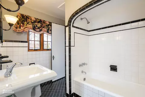 Bath - 1169 Buckingham Rd, Grosse Pointe Park, MI 48230 photo 3 of 8