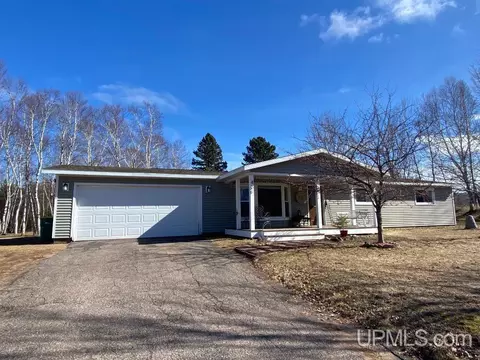 461 N Big Crk, Marquette, MI 49855