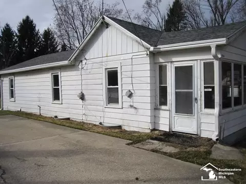 Exterior - 954 Howell, Adrian, MI 49221 photo 5 of 6