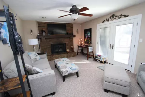 Living - 374 Cranbrook, Monroe, MI 48162 photo 4 of 9