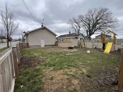 902 E Beecher, Adrian, MI 49221 photo 3