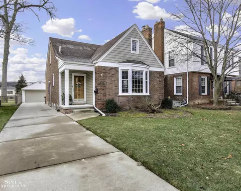 1577 Roslyn, Grosse Pointe Woods, MI 48236