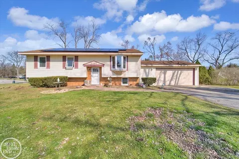 2592 Palomas, Wolverine Lake, MI 48390