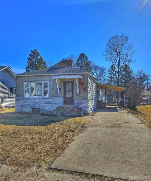 1009 W B, Iron Mountain, MI 49801