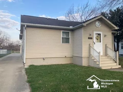 733 Detroit, Monroe, MI 48162 photo 2