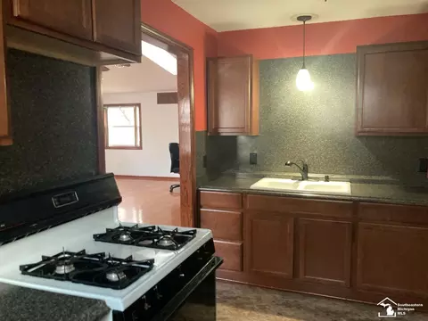 733 Detroit, Monroe, MI 48162 photo 4