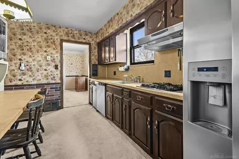 Kitchen - 1489 Roslyn, Grosse Pointe Woods, MI 48236 photo 2 of 4