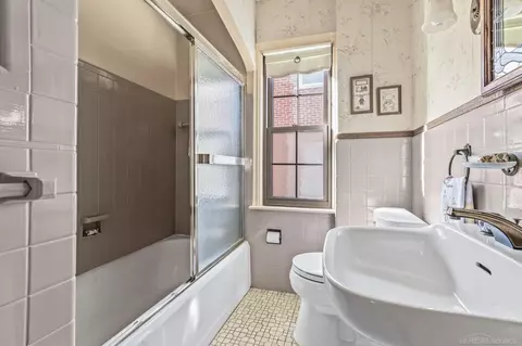 Bath - 1489 Roslyn, Grosse Pointe Woods, MI 48236 photo 1 of 4