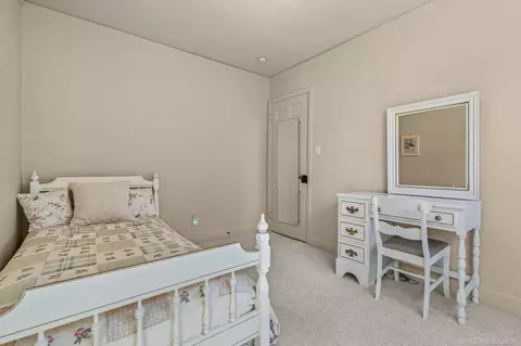 Bedroom - 1489 Roslyn, Grosse Pointe Woods, MI 48236 photo 2 of 4